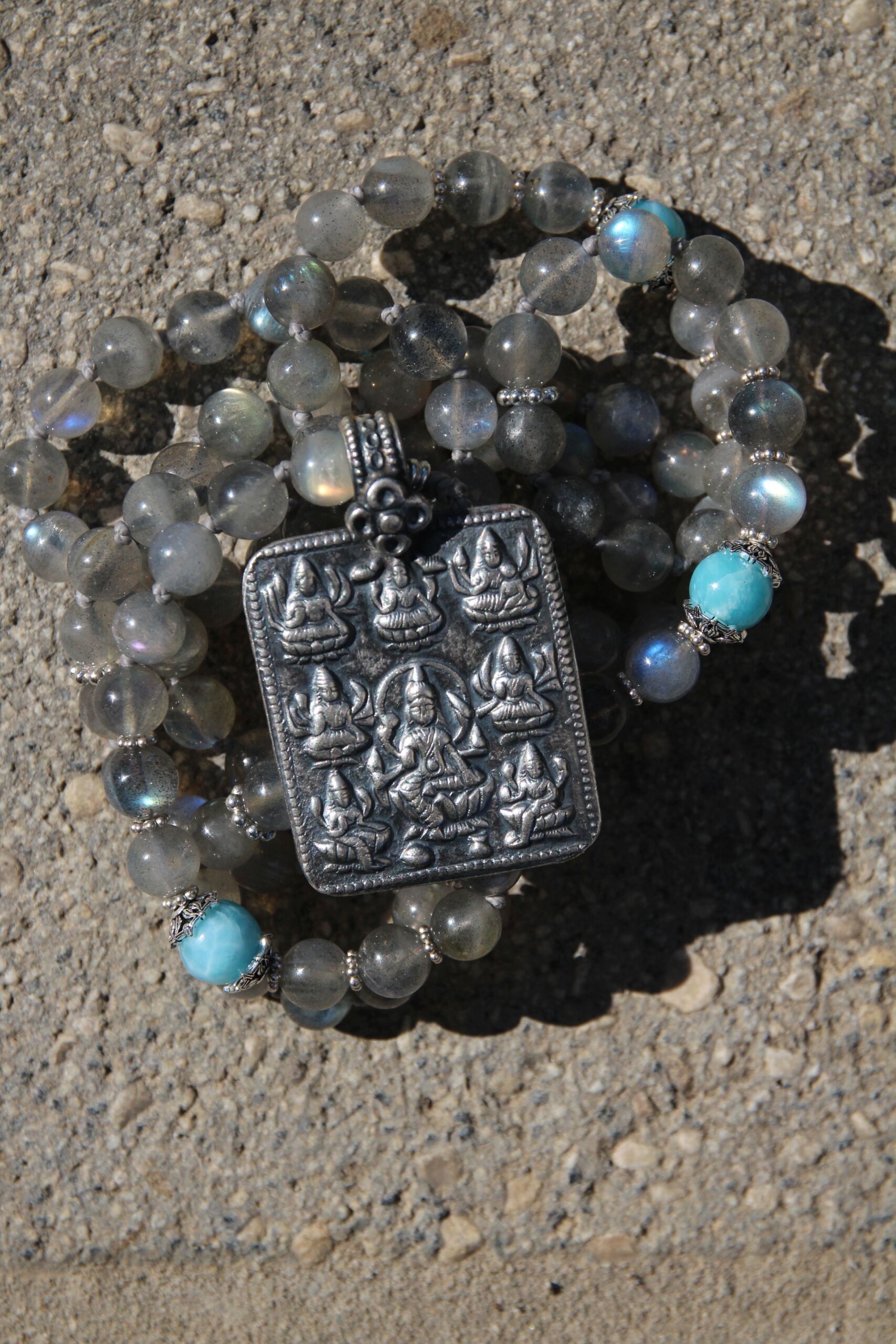 japamala lakshmi mi sostiene Lakshmi mi sostiene - immagine 1