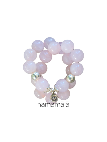 Bracciale Collezione Essenza di Namamala con pietre naturali di quarzo rosa e dettagli in argento 925.