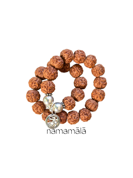 Bracciale Collezione Essenza di Namamala con semi naturali indiani di rudraksha e dettagli in argento 925.