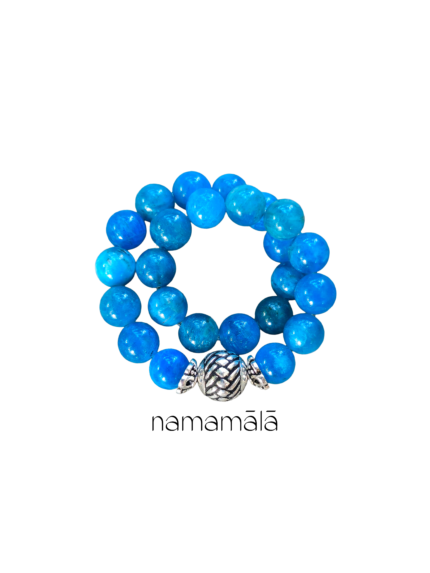 Bracciale Collezione Essenza di Namamala con pietre naturali di apatite blu e dettagli in argento 925.