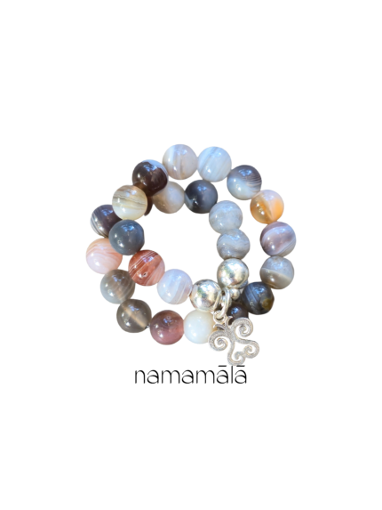 Bracciale Collezione Essenza di Namamala con pietre naturali di agata botswana e dettagli in argento 925.