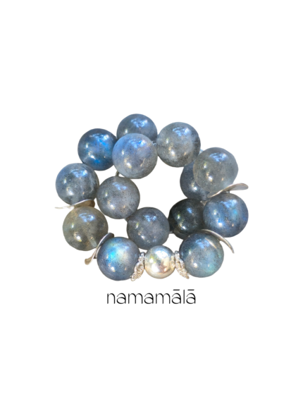 Bracciale Collezione Essenza di Namamala con pietre naturali di labradorite e dettagli in argento 925.