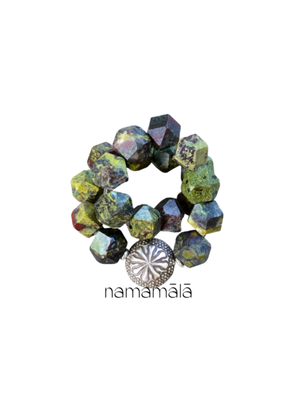 Bracciale Collezione Essenza di Namamala con pietre naturali di eliotropio e dettagli in argento 925.