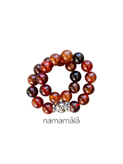 Bracciale Collezione Essenza di Namamala con pietre naturali di granato spessartite e dettagli in argento 925.