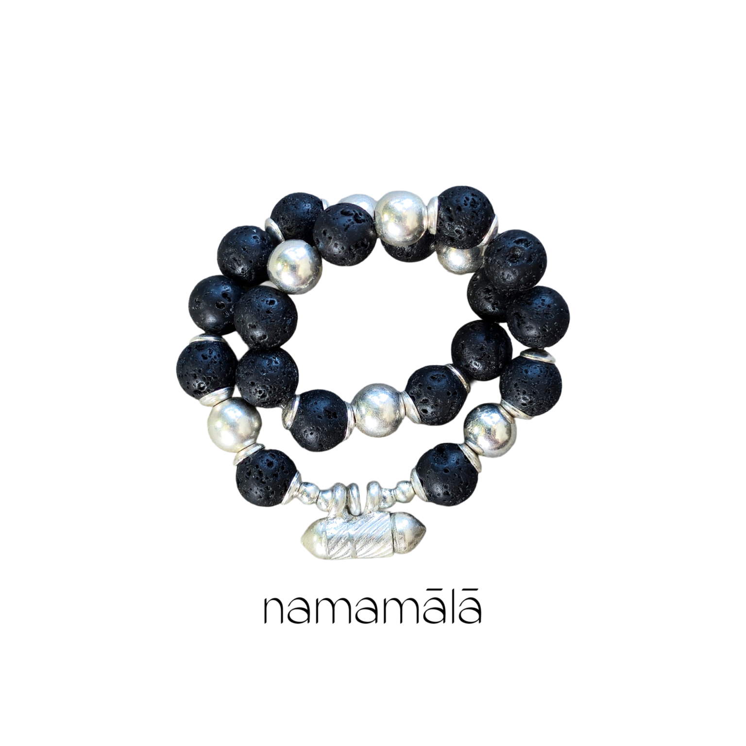 Bracciale Collezione Essenza di Namamala con pietre naturali di lava e dettagli in argento 925.