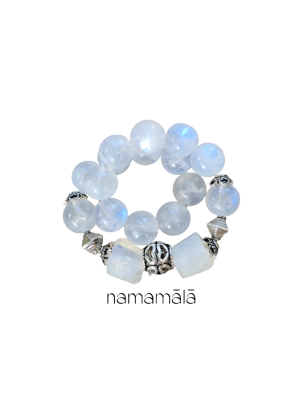 Bracciale Collezione Essenza di Namamala con pietre naturali di Labradorite bianca e dettagli in argento 925.