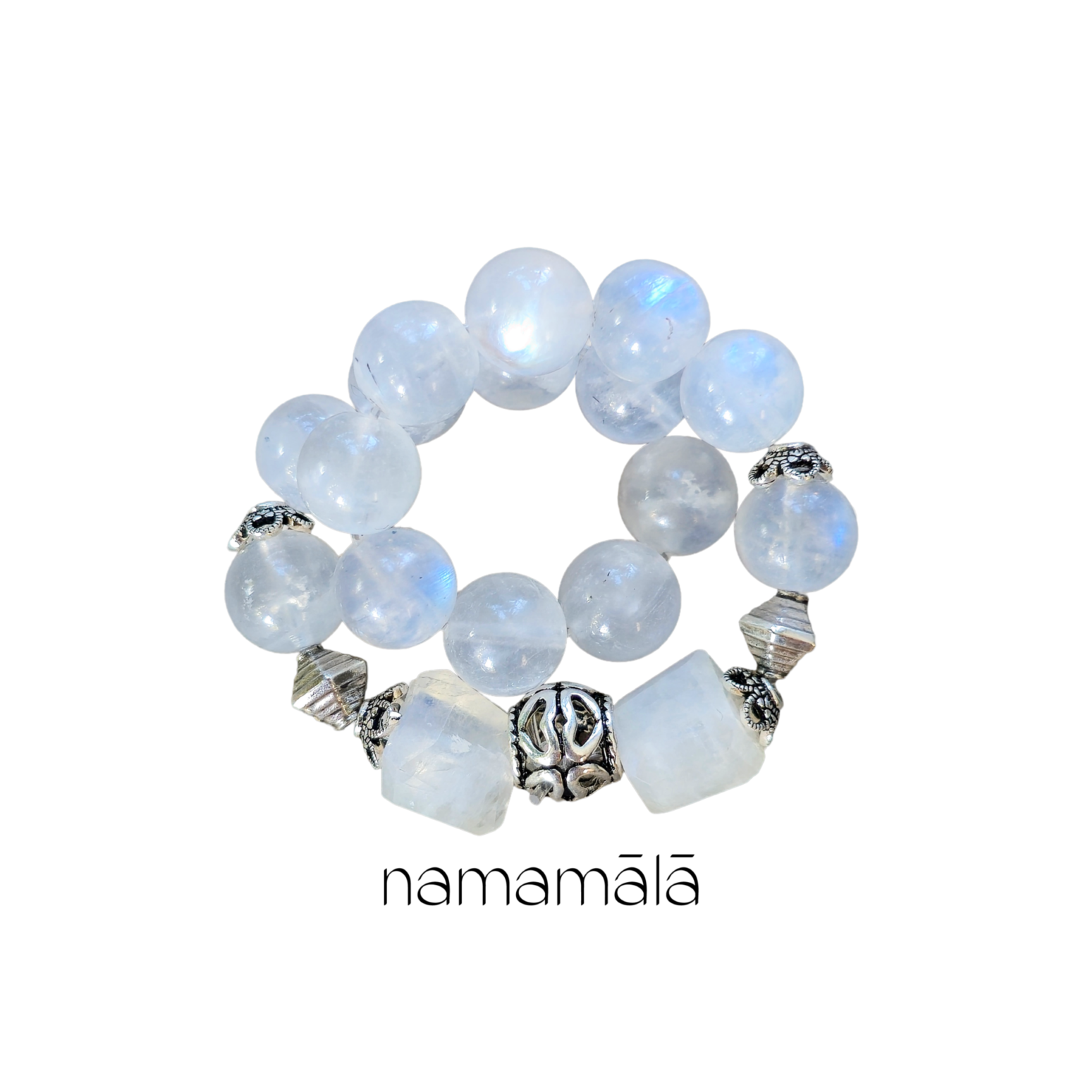 Bracciale Collezione Essenza di Namamala con pietre naturali di Labradorite bianca e dettagli in argento 925.