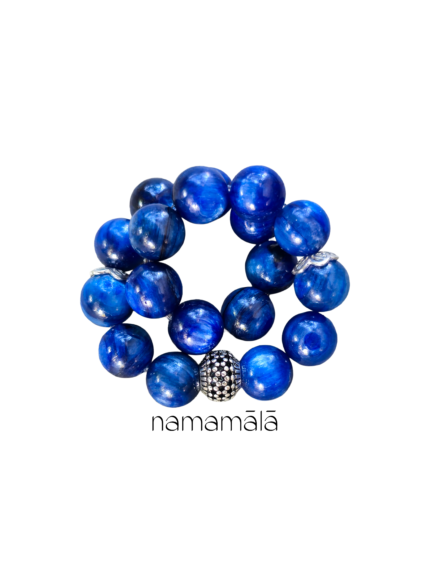 Bracciale Collezione Essenza di Namamala con pietre naturali di Cianite blu e dettagli in argento 925.