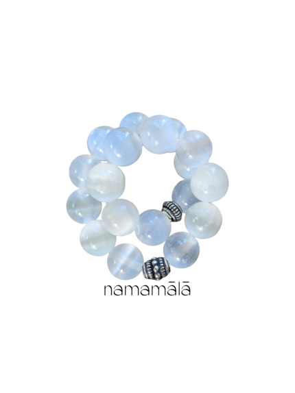 Bracciale Collezione Essenza di Namamala con pietre naturali di selenite e dettagli in argento 925.