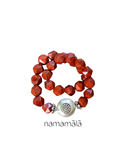 Bracciale Collezione Essenza di Namamala con pietre naturali di Diaspro rosso e dettagli in argento 925.