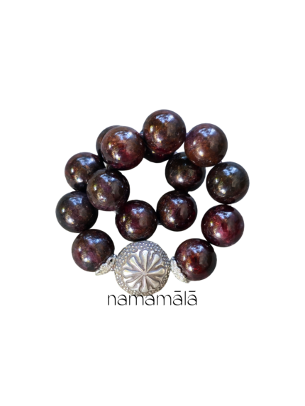 Bracciale Collezione Essenza di Namamala con pietre naturali di granato almandino e dettagli in argento 925.
