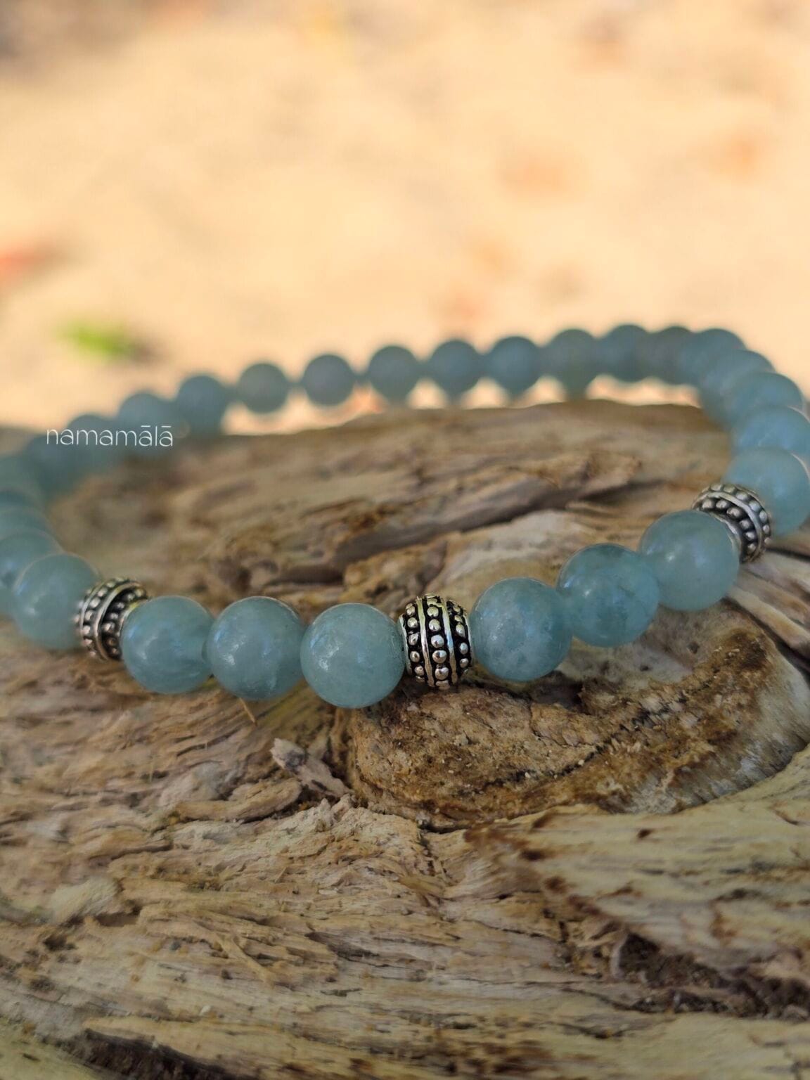 Dettaglio ravvicinato del bracciale acquamarina con le tre perle in argento 925.