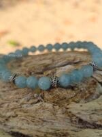 Dettaglio ravvicinato del bracciale acquamarina con le tre perle in argento 925.