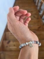 Bracciale in agata botswana e argento 925 con ciondolo sankofa indossato al polso di uomo.