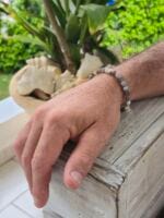 Bracciale in agata botswana e argento 925 con ciondolo sankofa indossato al polso di uomo.