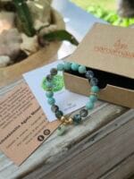 Bracciale con pietre naturali di amazzonite agata muschiata con la sua confezione regalo in cartone ecologico con il logo Namamala e foglietto informativo.