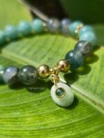 bracciale amazzonite agata muschiata appoggiato su una foglia verde luminosa