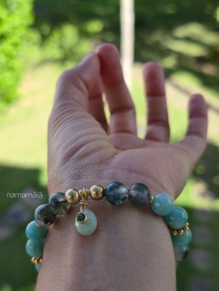 bracciale amazzonite agata muschiata indossato al polso di donna con sfondo la natura