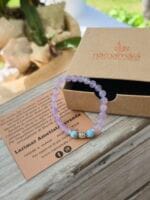Bracciale con pietre naturali di ametista lavanda larimar con la sua confezione regalo in cartone ecologico con il logo Namamala e foglietto informativo.