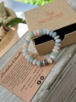 Bracciale con pietre naturali di berillo multicolore con la sua confezione regalo in cartone ecologico con il logo Namamala e foglietto informativo.