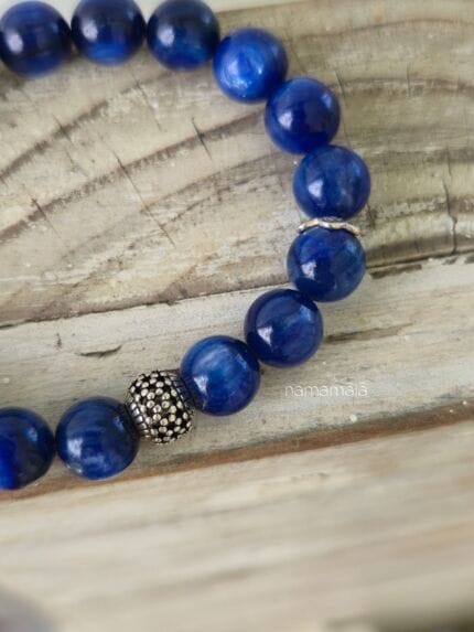 Dettaglio ravvicinato di bracciale in Cianite blu con elemento sferico in argento 925 lavorato