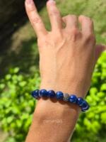 Bracciale in Cianite blu naturale e argento 925 indossato da donna.