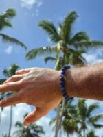 Bracciale artigianale in Cianite blu naturale e argento 925 indossato da uomo.