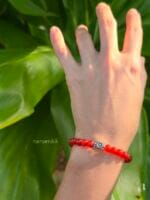 Bracciale in corniola rossa con perla centrale fiore in argento 925. Questa è una pietra collegata al primo chakra.