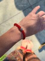 Bracciale da donna in corniola rossa con perla centrale fiore in argento 925. Questa è una pietra collegata al primo chakra.