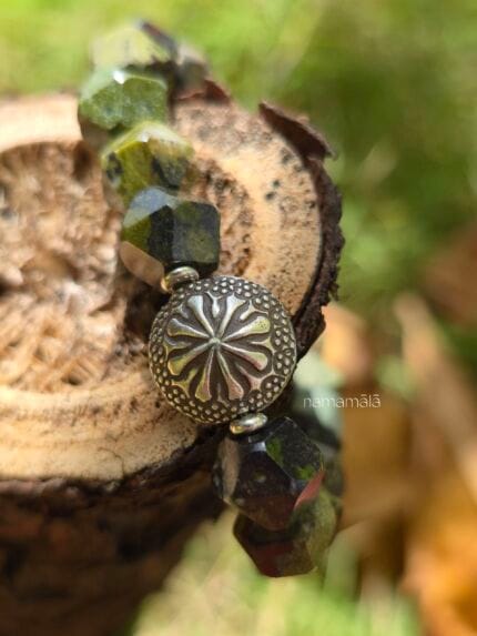 Dettaglio ravvicinato del bracciale con pietre naturali di Eliotropio e con elemento centrale perla in argento Karen Tribe 97-99%.