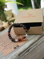 Bracciale con pietre naturali di eliotropio e rondelle di hessonite con la sua confezione regalo in cartone ecologico con il logo Namamala e foglietto informativo.