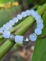 dettagli delle perle in argento 925 del bracciale labradorite bianca con le pioetre naturali a sfera.