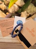 Bracciale "Nel Blu dipinto di Blu" realizzato in pietre naturali di Lapislazzuli ed esposto con la sua confezione regalo in cartone ecologico con il logo Namamala e foglietto informativo.