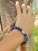 Bracciale in pietre naturali di Lapislazzuli e argento Karen Tribe 97-99% indossato da donna.