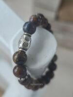 Dettaglio ravvicinato del bracciale Pietersite "Nuova Energia" in pietre naturali con elemento centrale perla a barile in argento Karen Tribe 97-99%.