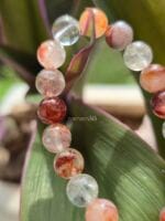 Dettaglio ravvicinato delle sfumature particolari rosse e arancio della pietra del bracciale in pietre naturali di quarzo ematoide.