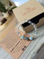 Bracciale con pietre naturali di quarzo larimar zaffiro blu grezzo con la sua confezione regalo in cartone ecologico con il logo Namamala e foglietto informativo.