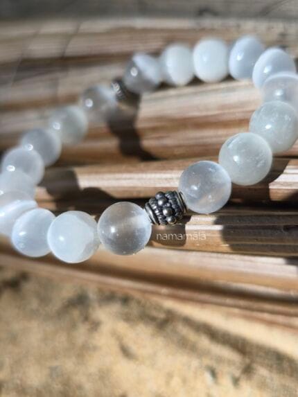 Bracciale in Selenite bianca, pietra della chiarezza e della pulizia energetica, con dettagli in argento artigianale, gioiello dallo stile naturale e luminoso