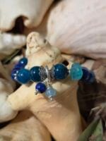 bracciale sfumature di blu con apatite blu larimar calcedonio blu cianite blue lapislazzuli con dettaglio su piccolo ciondolo realizzato con pietre piccole di lapislazzuli e acquamarina