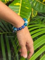 bracciale sfumature di blu con apatite blu larimar calcedonio blu cianite blue lapislazzuli indossato su sfondo di foglie verdi
