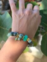 bracciale elastico sfumature di verde con crisoprasio turchese africano giada verde prehnite fluorite verde e dettagli dorati indossato al polso