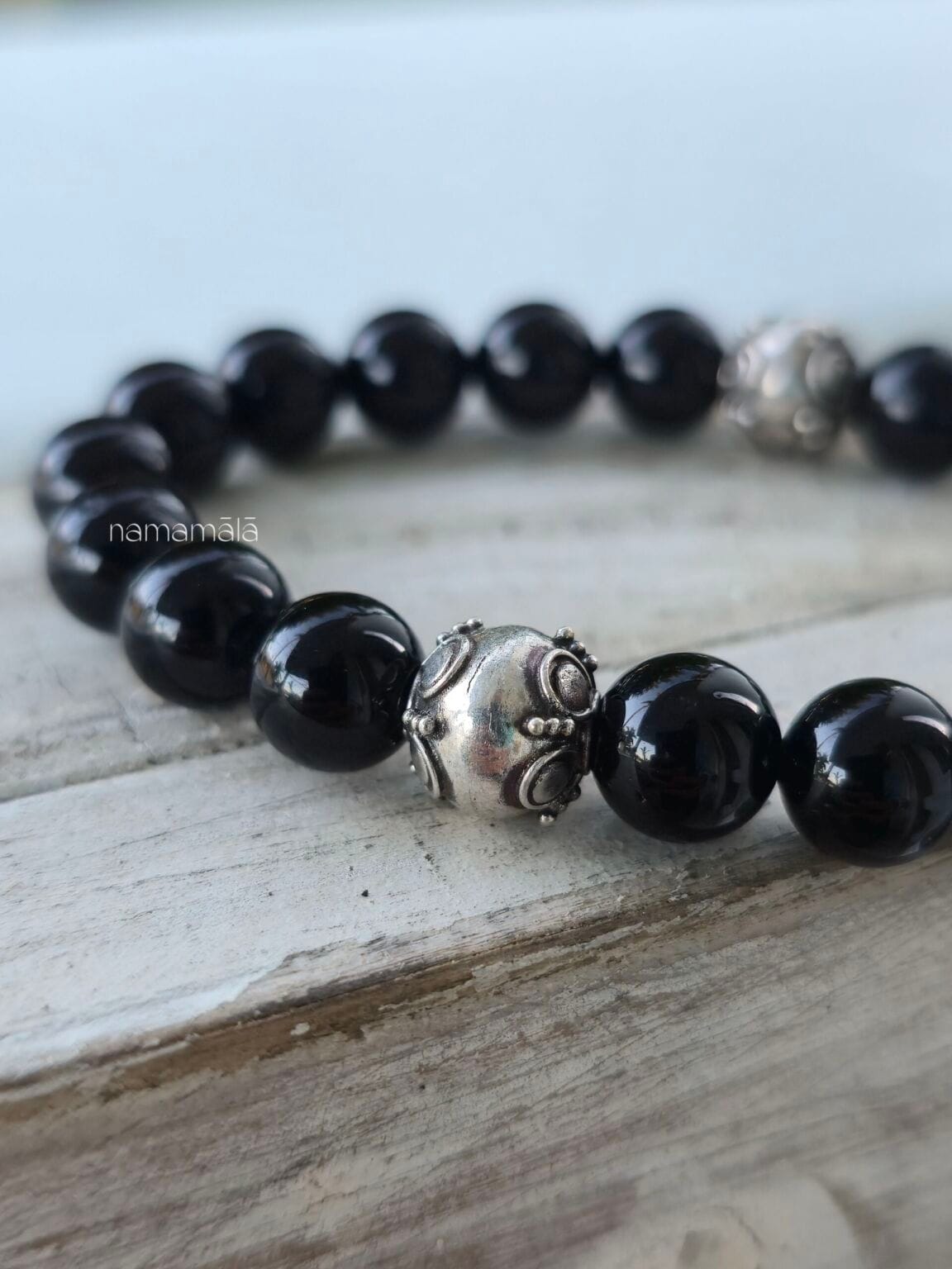 Dettaglio di perla in argento 925 del bracciale di protezione in Tormalina nera.