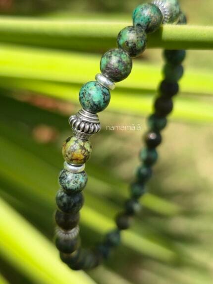 Bracciale sottile da uomo e donna in Turchese Africano naturale con elementi in argento, dettaglio delle perle e della chiusura
