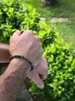 Bracciale da uomo in turchese africano con pietre naturali dure e distanziatori in argento indossato al polso.