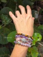 Set di ispirazione con bracciali in pietre naturali indossati al polso: Ajna in Ametista, Elephant Soul (Ametista e Occhio di Tigre), Occhio di Tigre.