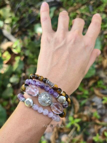 Set di ispirazione con bracciali in pietre naturali indossati al polso: Ajna in Ametista, Elephant Soul (Ametista e Occhio di Tigre), Occhio di Tigre.