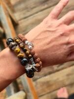 Set di bracciali indossati in varie tonalità dimarrone e realizzati con pietre naturali e dettagli in argento 925 e argento Karen Tribe 97-99%.