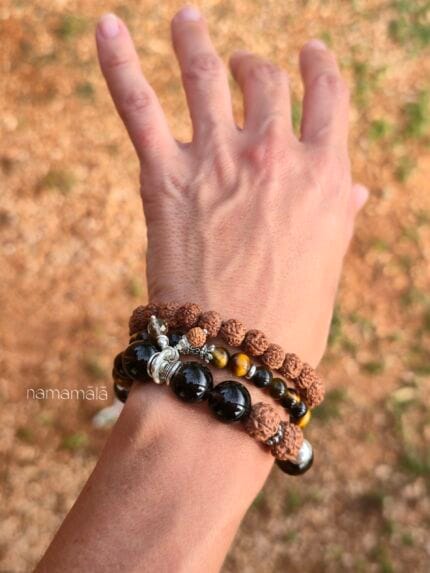 Set di bracciali indossati in varie tonalità dimarrone e realizzati con pietre naturali e dettagli in argento 925 e argento Karen Tribe 97-99%.