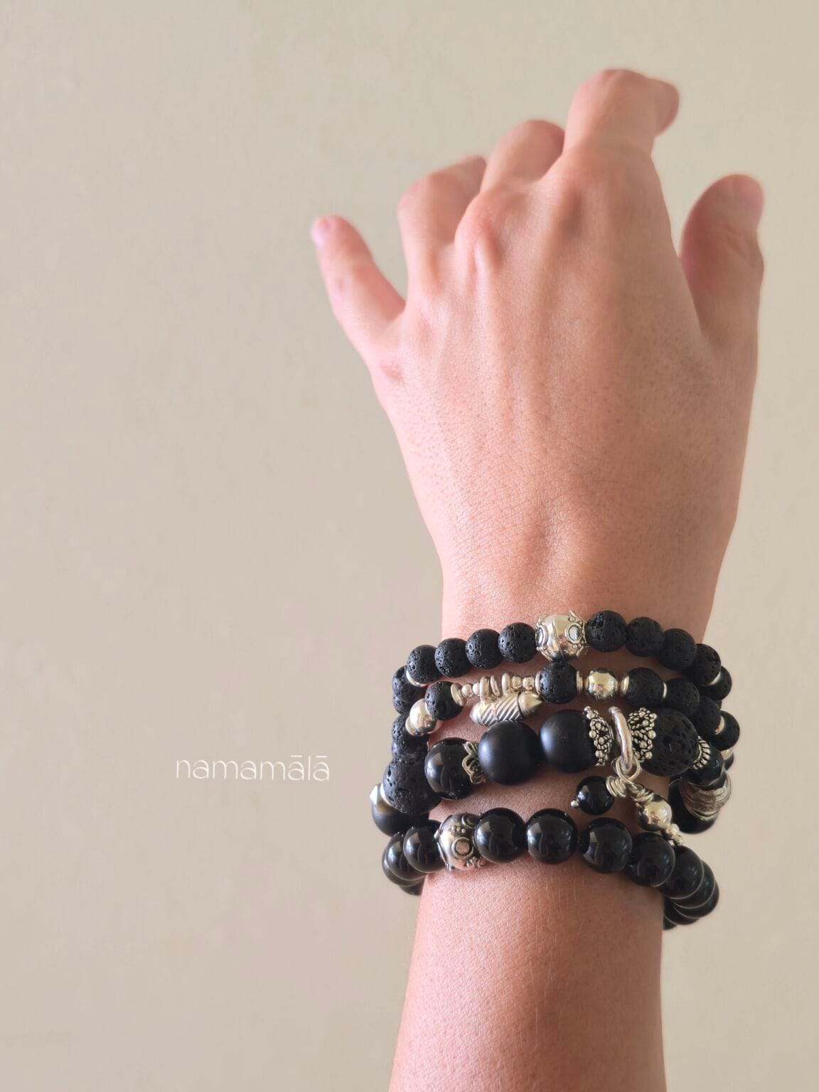 Set di bracciali indossati particolarmente adatti al primo chakra in quanto tutti con pietre nere e scuri. All'interno dei bracciali sono stati inseriti elementi in argento 925.