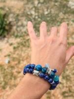 Set di bracciali indossati in varie tonalità di blu e azzurro, realizzati con pietre naturali e dettagli in argento 925 e argento Karen Tribe 97-99%.